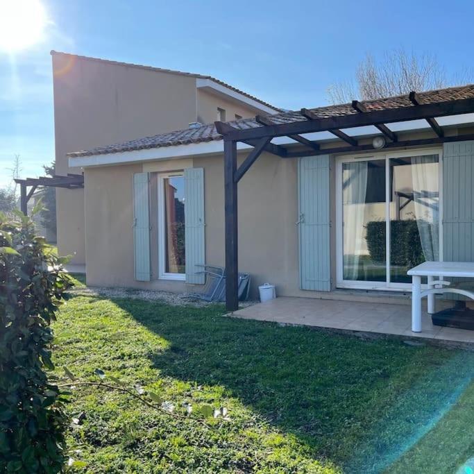 Maison Plain Pied Avec Climatisation Dans Une Residence Privee Avec Piscine Saint-Saturnin-lès-Avignon Exteriör bild