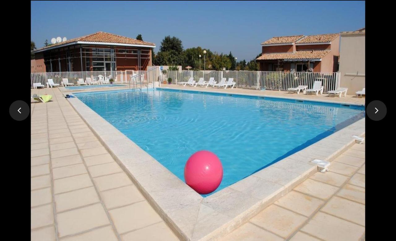 Maison Plain Pied Avec Climatisation Dans Une Residence Privee Avec Piscine Saint-Saturnin-lès-Avignon Exteriör bild